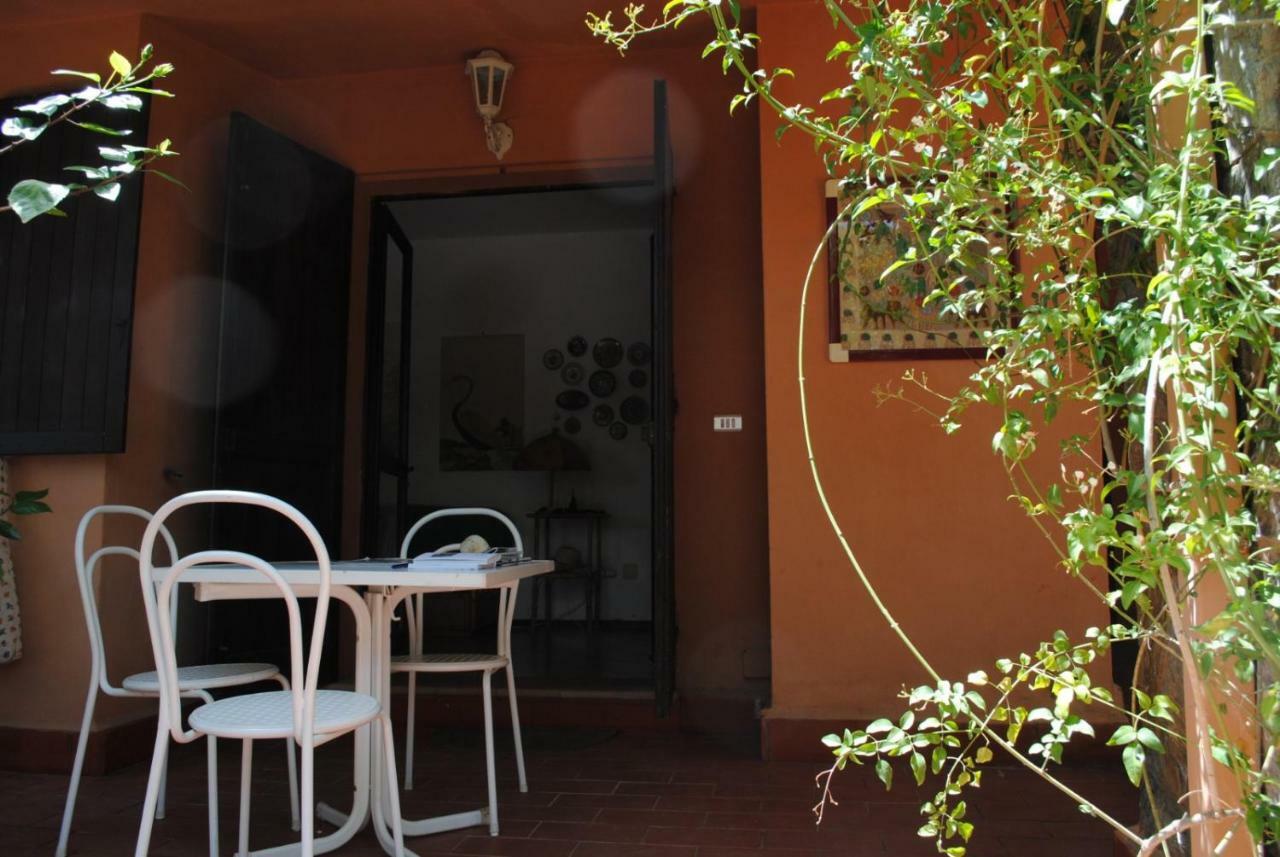 Via Dei Pini Villa Fort Village Bagian luar foto